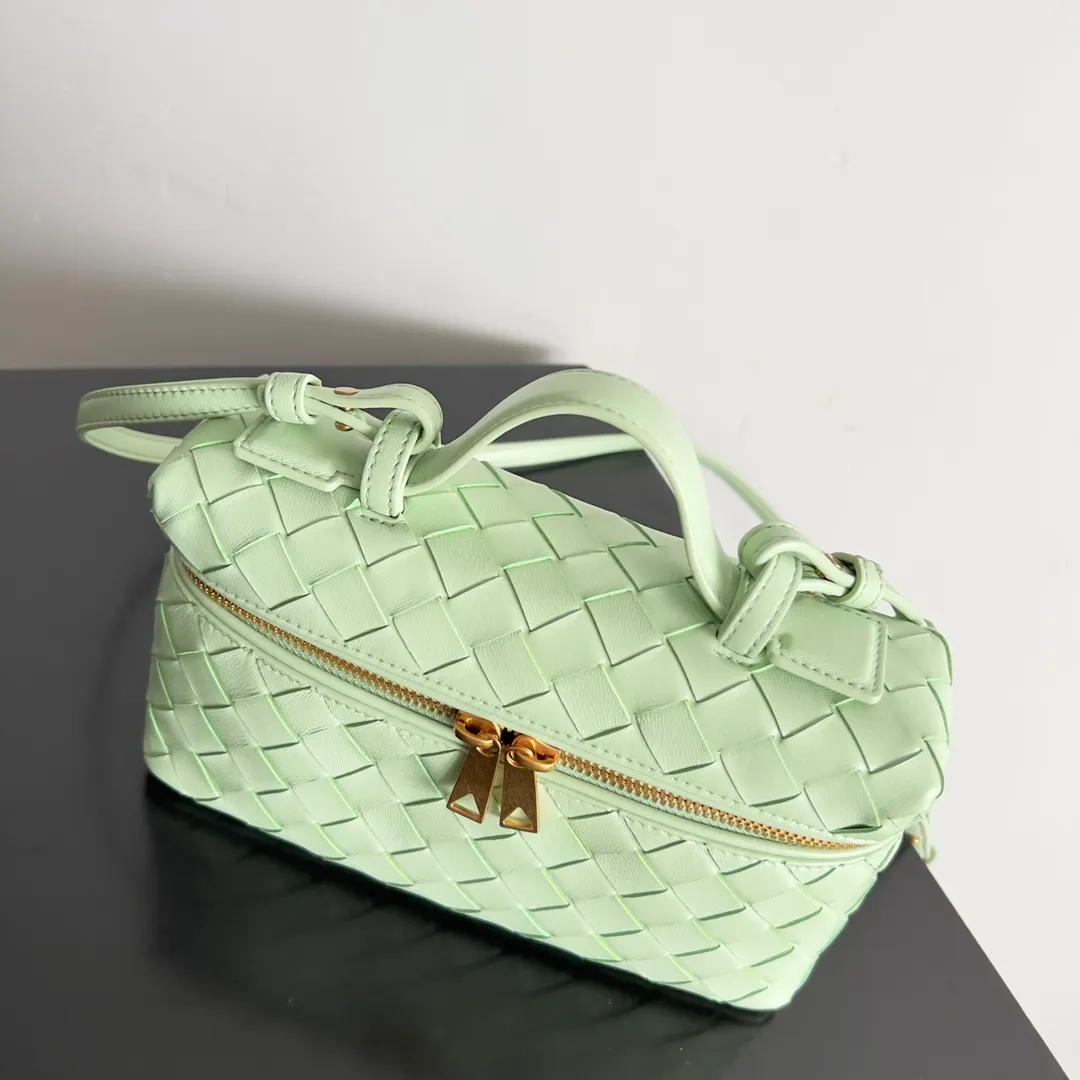 Batch 1360 Bottega Veneta 24 spring and summer woven zipper crossbody bag. A crossbody bag that can be used as a cosmetic bag. The exquisite weaving and compact body are an indispensable accessory for the upcoming summer. The double zipper also better protects the bag. It has a large capacity. If you like it, don’t miss it. Style number: 789109 Size: 22*12.5*5cm